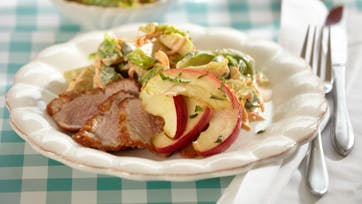 Andebryst med rosenkål og æbler