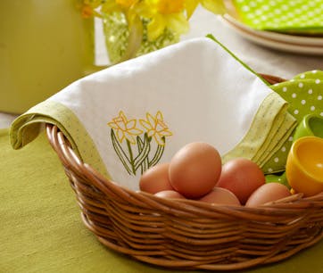 https://imgix.familiejournal.dk/media/websites/familiejournalen-dot-dk/website/2013/marts/uge-11/tillaeg/11-broedserviet-med-broderi-362.jpg