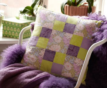 https://imgix.familiejournal.dk/media/websites/familiejournalen-dot-dk/website/2013/marts/uge-11/tillaeg/11-pude-i-patchwork-362.jpg