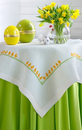 https://imgix.familiejournal.dk/media/websites/familiejournalen-dot-dk/website/2013/marts/uge-12/haandarbejde/12-kyllingebroderi-paa-dug-280.jpg