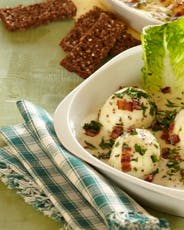 Klassiske skidne æg med hjemmelavet sennepssauce