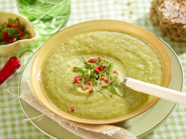 https://imgix.familiejournal.dk/media/websites/familiejournalen-dot-dk/website/2013/marts/uge-12/slank/12-broccolisuppe-med-gorgonzola-362.jpg