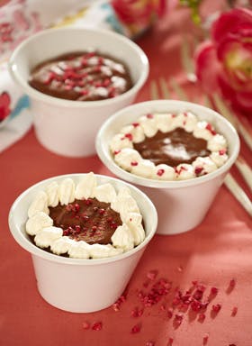 https://imgix.familiejournal.dk/media/websites/familiejournalen-dot-dk/website/2013/marts/uge-13/mad/13-enkel-chokolademousse-280.jpg