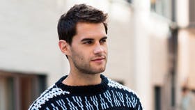 Strikket herresweater med flotte mønstre