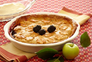 https://imgix.familiejournal.dk/media/websites/familiejournalen-dot-dk/website/2013/november/uge-45/mad/45-aeblepie-med-brombaer-362.jpg