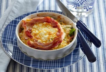 https://imgix.familiejournal.dk/media/websites/familiejournalen-dot-dk/website/2013/november/uge-45/mad/45-broccolitaerte-362.jpg