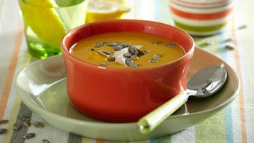 Simpel græskarsuppe med frisk græskar og græskarkerner
