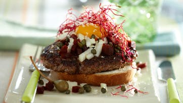 pariserbøf med oksekød, æg, kapers og løg