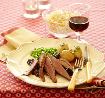 https://imgix.familiejournal.dk/media/websites/familiejournalen-dot-dk/website/2013/november/uge-45/mad/45-vildand-og-julesalat-362.jpg