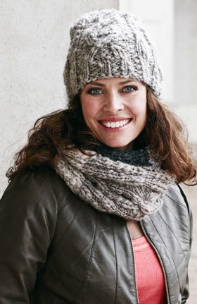 https://imgix.familiejournal.dk/media/websites/familiejournalen-dot-dk/website/2013/november/uge-46/haand/46-hue-og-hals-med-snoninger-280.jpg