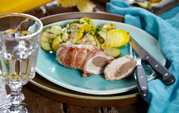 https://imgix.familiejournal.dk/media/websites/familiejournalen-dot-dk/website/2013/november/uge-46/mad/46-kastanjefarseret-kyllingebryst-med-courgetter-362.jpg