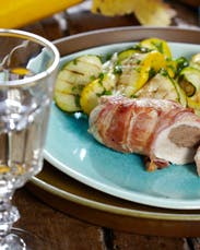 https://imgix.familiejournal.dk/media/websites/familiejournalen-dot-dk/website/2013/november/uge-46/mad/46-kastanjefarseret-kyllingebryst-med-courgetter-362.jpg