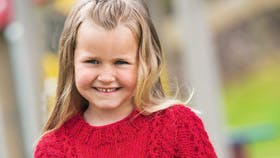 Strikket sweater med snoninger