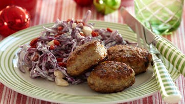 Kyllingedeller med sprød rødkålssalat