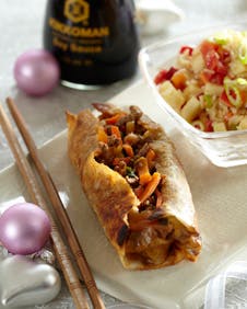 https://imgix.familiejournal.dk/media/websites/familiejournalen-dot-dk/website/2013/november/uge-48/mad/48-asiatiske-okseruller-med-rissalat-362.jpg