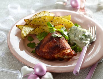 https://imgix.familiejournal.dk/media/websites/familiejournalen-dot-dk/website/2013/november/uge-48/mad/48-karrystegte-kyllingelaar-med-og-yoghurtdressing-362.jpg