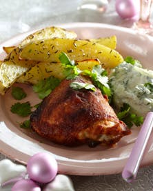 https://imgix.familiejournal.dk/media/websites/familiejournalen-dot-dk/website/2013/november/uge-48/mad/48-karrystegte-kyllingelaar-med-og-yoghurtdressing-362.jpg