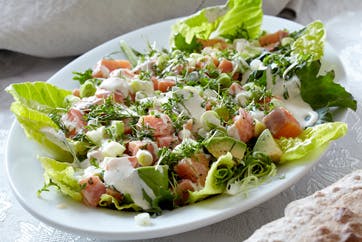Lækker og nem lakse-tatar med cremet dressing