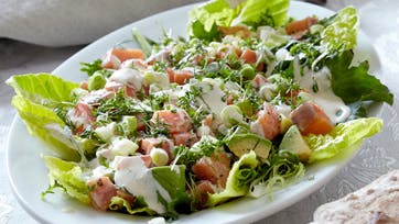 Lækker og nem lakse-tatar med cremet dressing