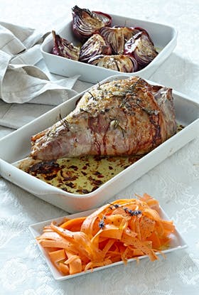 https://imgix.familiejournal.dk/media/websites/familiejournalen-dot-dk/website/2013/november/uge-48/mad/48-lam-med-lavendel-280.jpg