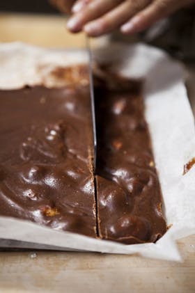 Den lækre konfekt-kage skæres ud i 24 mundrette hapsere