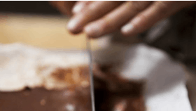 Den lækre konfekt-kage skæres ud i 24 mundrette hapsere