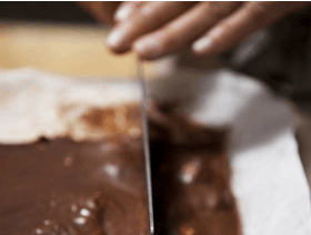 Den lækre konfekt-kage skæres ud i 24 mundrette hapsere