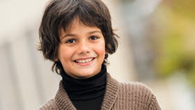 Strikket drengejakke i klassisk facon