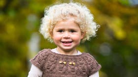 Strikket pigevest med sødt uglemotiv