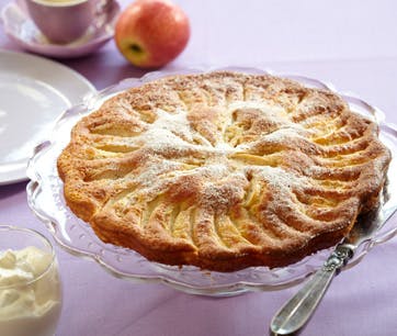 https://imgix.familiejournal.dk/media/websites/familiejournalen-dot-dk/website/2013/oktober/uge-40/mad/40-aeblekage-362.jpg