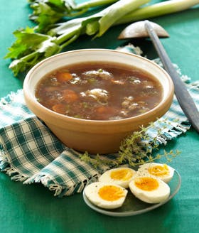 https://imgix.familiejournal.dk/media/websites/familiejournalen-dot-dk/website/2013/oktober/uge-40/mad/40-oksehalesuppe-280.jpg