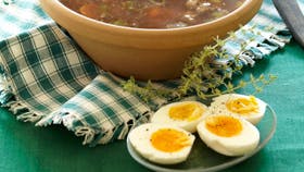 Oksehalesuppe med æg
