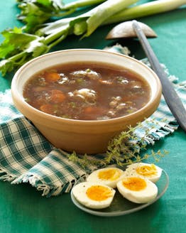 https://imgix.familiejournal.dk/media/websites/familiejournalen-dot-dk/website/2013/oktober/uge-40/mad/40-oksehalesuppe-280.jpg