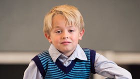 Strikket drengevest med striber