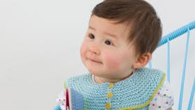 Strikket vest med rundt bærestykke