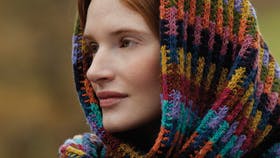 Sjal strikket i fantastiske farver og nemt mønster