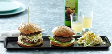 https://imgix.familiejournal.dk/media/websites/familiejournalen-dot-dk/website/2013/oktober/uge-42/mad/42-byg-selv-burger-362.jpg