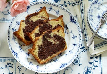 Klassisk marmorkage med kakao og mørk chokolade