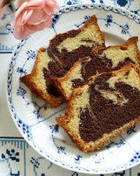 Klassisk marmorkage med kakao og mørk chokolade