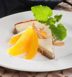 https://imgix.familiejournal.dk/media/websites/familiejournalen-dot-dk/website/2013/oktober/uge-42/slank/42-cheesecake-med-appelsin-280.jpg