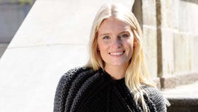 Strikket poncho med ærmer