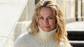 Strikket poncho med rullekrave