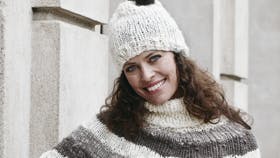 Strikket poncho med frynser og matchende hue