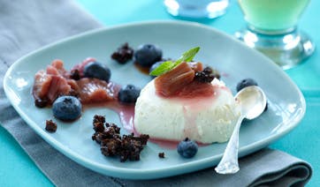 Panna cotta med rugbrødscrumble og syltede rabarber