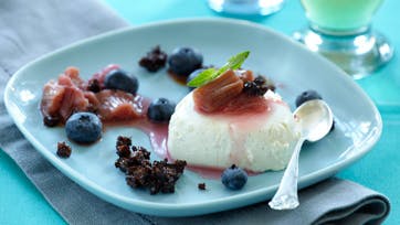 Panna cotta med rugbrødscrumble og syltede rabarber
