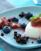 Panna cotta med rugbrødscrumble og syltede rabarber