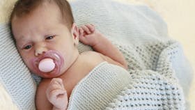 Strikkeopskrift på babytæppe med brombærmønster