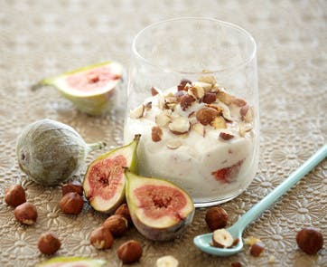 https://imgix.familiejournal.dk/media/websites/familiejournalen-dot-dk/website/2013/september/uge-36/mad/36-yoghurt-med-figenkompot-362.jpg