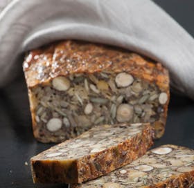 https://imgix.familiejournal.dk/media/websites/familiejournalen-dot-dk/website/2013/september/uge-36/slank/36-glutenfrit-kikaertebroed-280.jpg