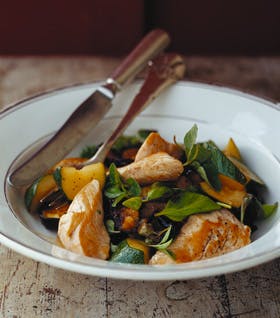 https://imgix.familiejournal.dk/media/websites/familiejournalen-dot-dk/website/2013/september/uge-36/slank/36-kylling-med-squash-og-aubergine-280.jpg